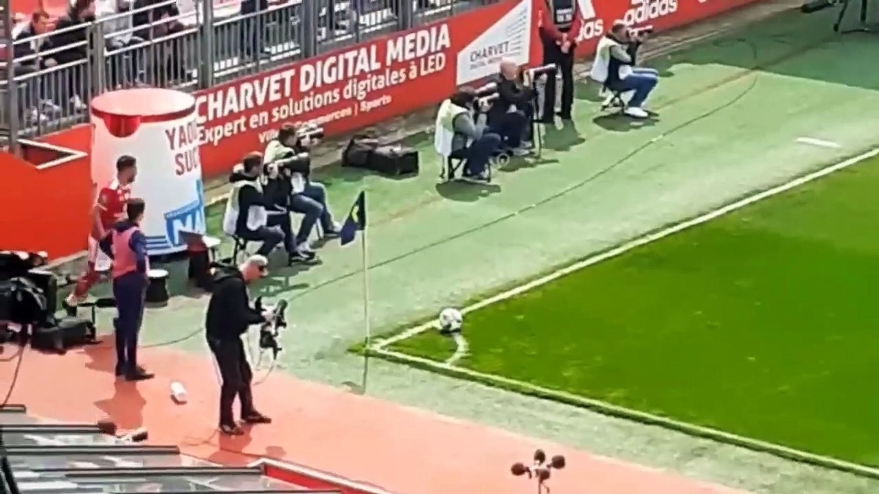 اندهاش الحماهير الفرنسية من يوسف بلايلي بعد اصراره على تسجيل ركنية مباشرة وتصفيقات حارة له