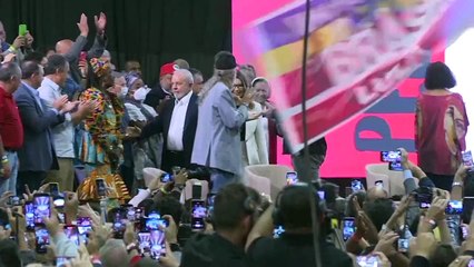 Lula se lanza otra vez por la presidencia para "reconstruir" Brasil