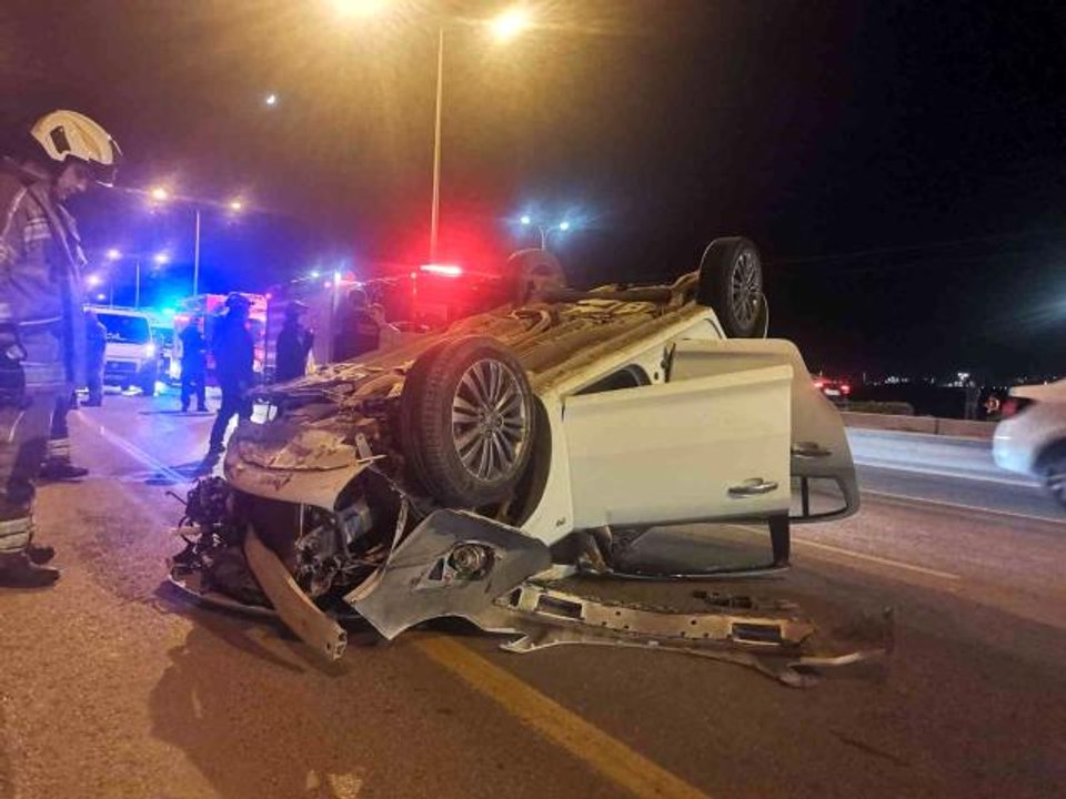 İzmir'de kontrolden çıkan otomobil refüje çarpıp takla attı: 4 yaralı