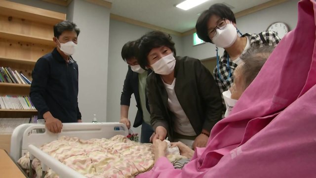 대면 면회 허용된 요양병원...어버이날 맞아 붐벼 / YTN
