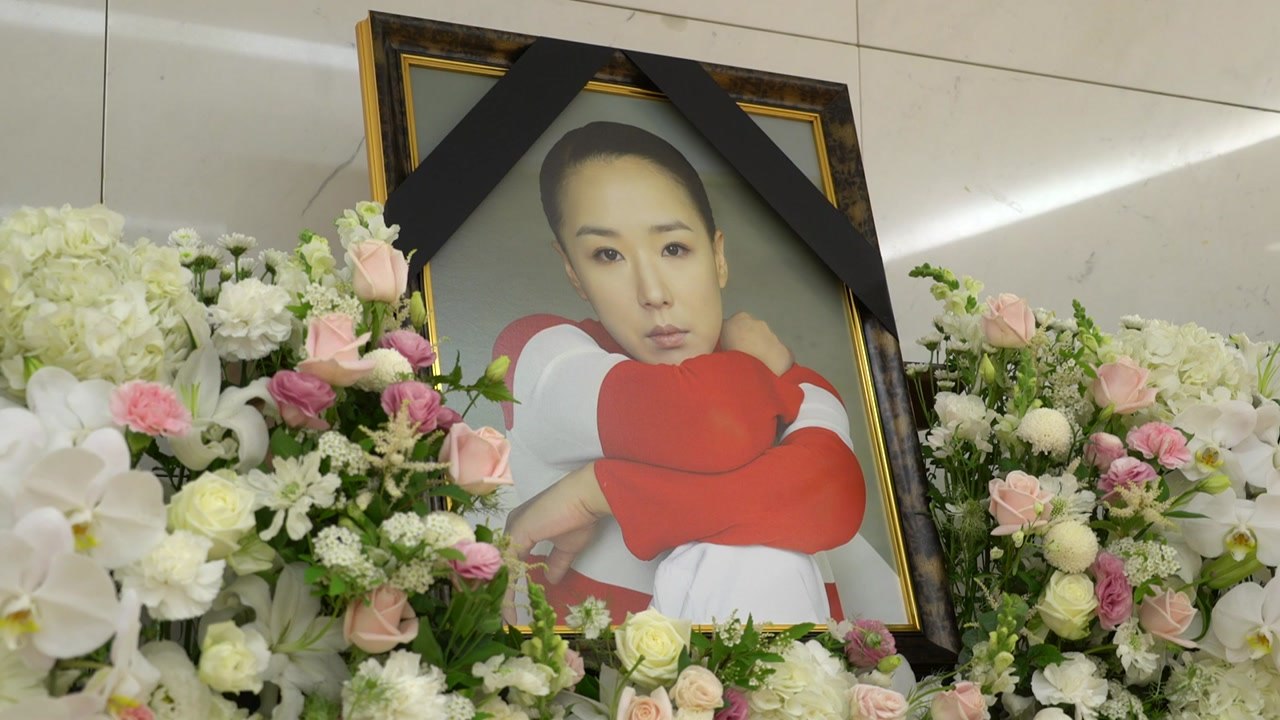 영화배우 강수연 빈소 조문 시작...추모 발길 이어져 / YTN