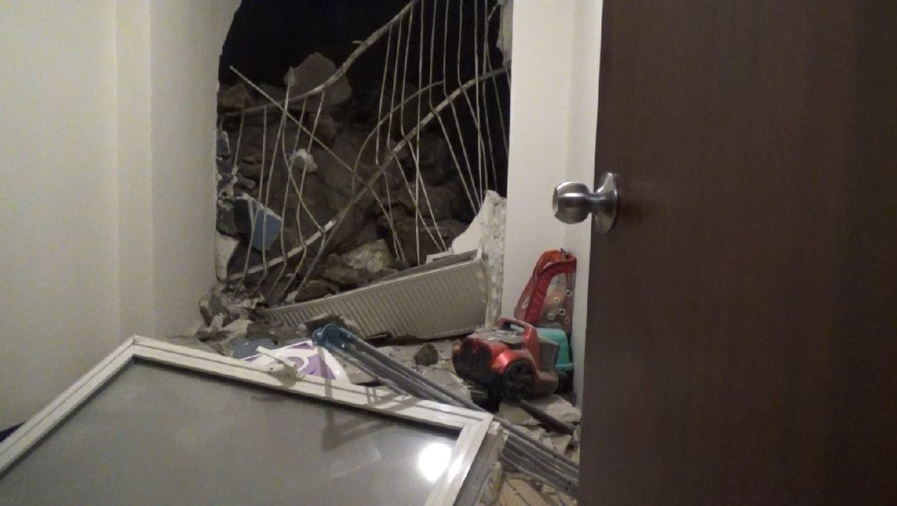 İzmir’de faciadan dönüldü: Kopan kaya parçası evin içine düştü