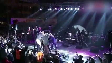 Gülben Ergen sahnede bir anda yere yığıldı! Kalkamadı