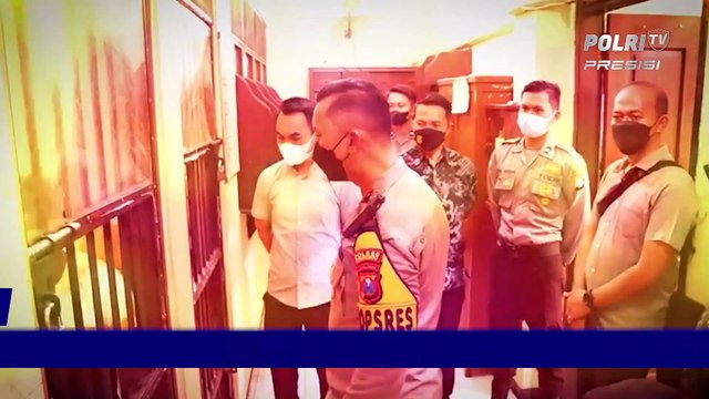 Kapolres Situbondo Melakukan Pengecekan Ruang Tahanan dan Membagikan Makanan Minuman Untuk Para Tahanan