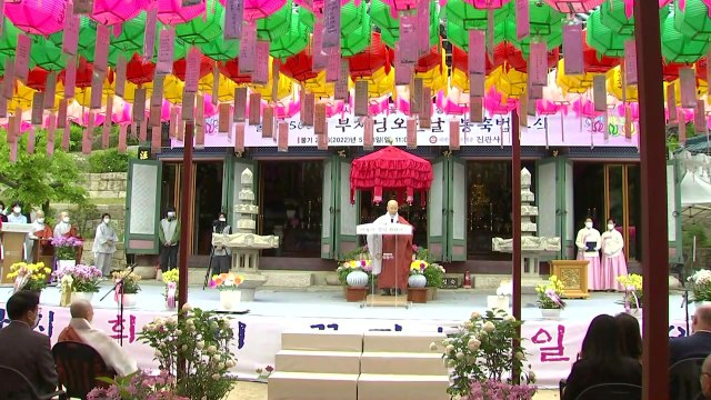 전국 사찰서 부처님오신날 법요식... 가족 건강과 평안 기원 / YTN
