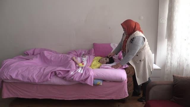 Fedakar anne hayatını engelli kızlarına adadı