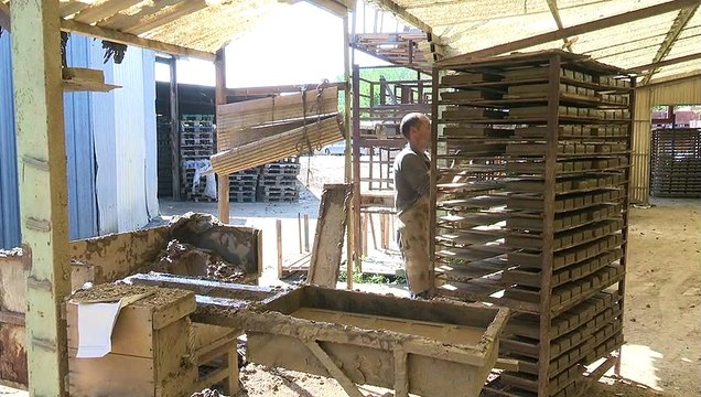 Cerámica 'La Barranca' cumple el cuarto de siglo fabricando ladrillo artesanal