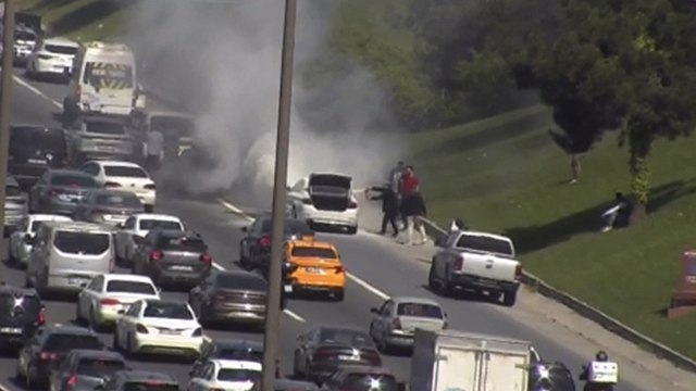 TEM Otoyolu’nda araç alevlere teslim oldu