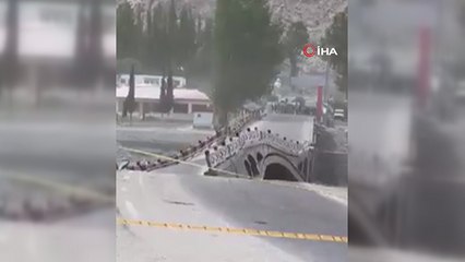 Pakistan’da selde köprü yıkıldı