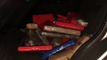 Condutor empreende fuga e entra em mata após deixar carro com 280kg de maconha