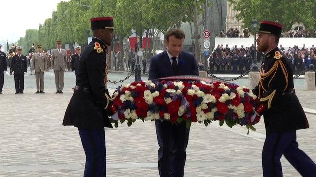 Victoire du 8 mai 1945 : Macron dépose une gerbe de fleurs et ravive la flamme de l'Arc de Triomphe