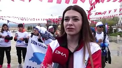 Kadınlar, Anneler Günü'nde Van Gölü'ne dikkat çekmek için yürüdü
