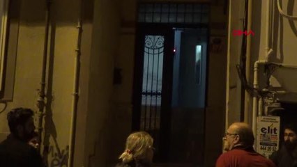 KOPAN KAYA PARÇASI EVİN ÜZERİNE DÜŞTÜ