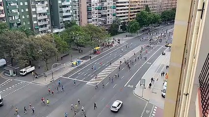 Vista de la Marat´ón de Barcelona desde un balcón de la Meridiana