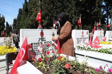 EDİRNEKAPI ŞEHİTLİĞİ'NDEN BURUK ANNELER GÜNÜ