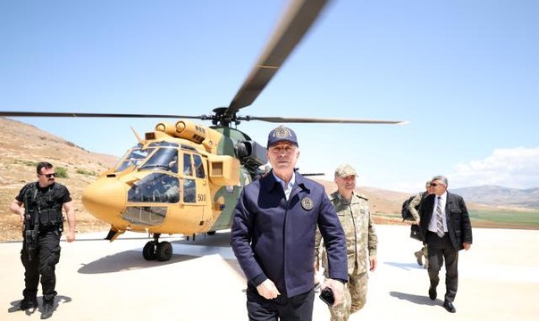 Milli Savunma Bakanı Akar, beraberindeki komutanlarla sınırın sıfır noktasında