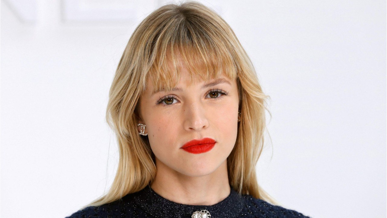 VOICI : Angèle : sa drôle de réaction après une boulette commise en plein concert