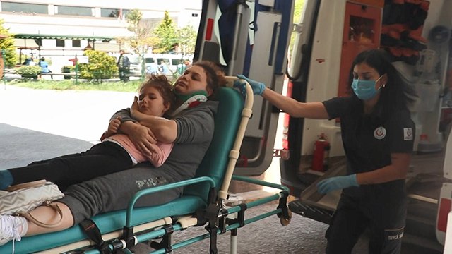 Otobüs ve TIR’ın arasında kalan otomobil hurdaya döndü