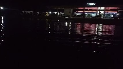 Caminhão fica submerso na BR-101, em SC