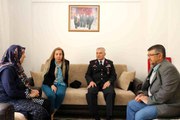 Son dakika haber: İl Jandarma Komutanı Ali Yıldız ve eşi, şehit annelerini yalnız bırakmadı