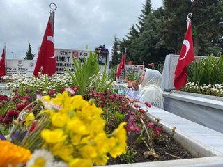 ŞEHİT ANNESİ: KIR ÇİÇEKLERİYLE SEN GELİRDİN, BU DEFA BEN GELDİM OĞLUM