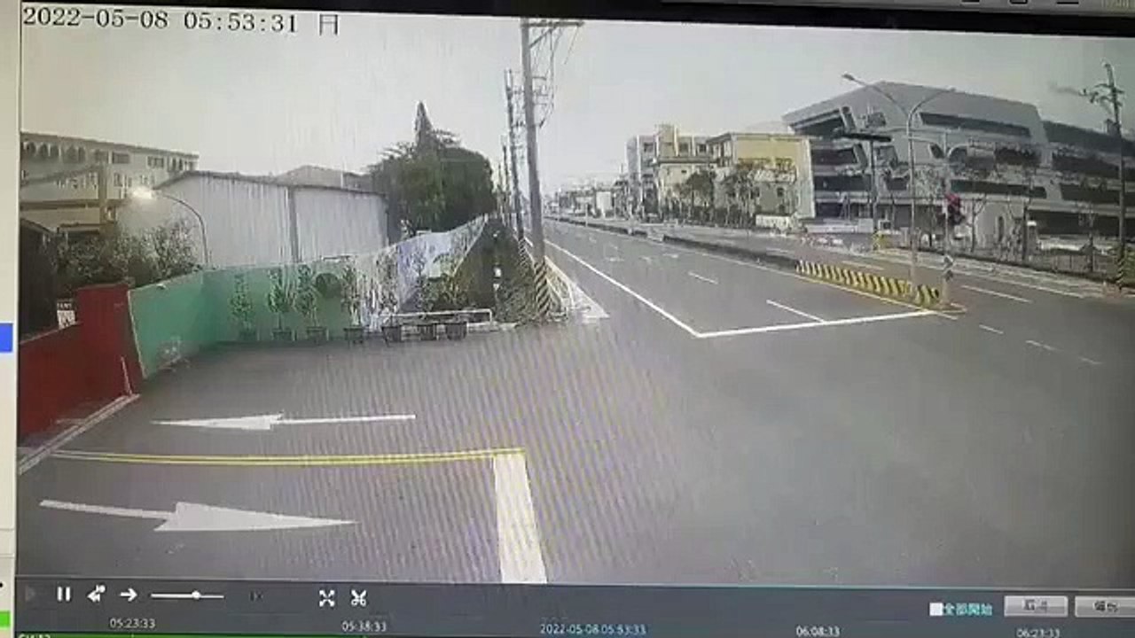 撞擊瞬間曝！台南20歲男女騎車雙載 自撞分隔島身亡