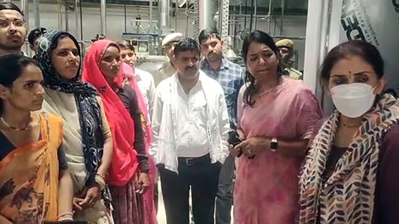 महिलाओं की मेहनत एवं सफलता देख खुश हुई महाराष्ट्र की प्रशासनिक अधिकारी