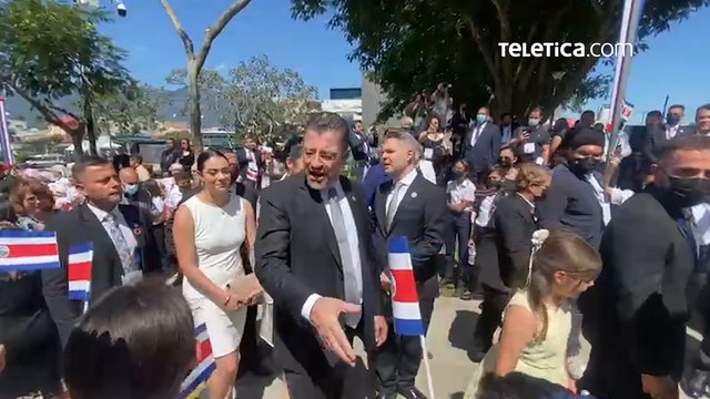 Video: Así fue el ingreso de Rodrigo Chaves al traspaso de poderes