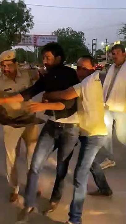 भाजपाइयों ने मंत्री जूली को दिखाए काले झंडे, ती...