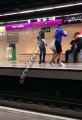 Una mujer agrede a un vigilante en el metro de Barcelona
