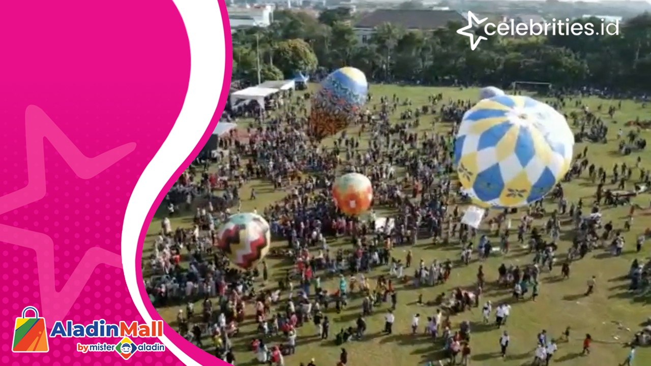 Warna Warni  Puluhan Balon Udara Hiasi Langit Pekalongan
