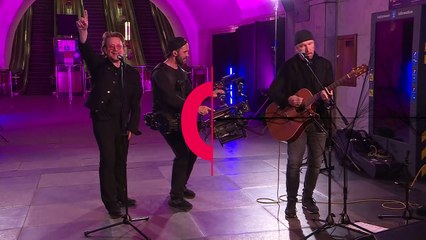 Le chanteur irlandais Bono en concert impromptu dans le métro de Kyiv