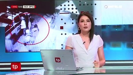 Jóvenes roban una mochila del interior de una patrulla policial en La Paz