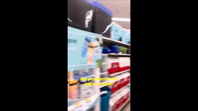 Il s'amuse à mettre la honte à son père au supermarché et c'est très drôle