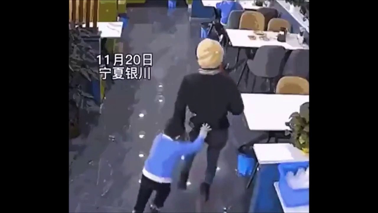 Ce petit hooligan va très vite arreter ses bêtises