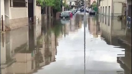 Download Video: Maltempo a Reggio, disagi a causa della pioggia: strade allagate nella zona sud