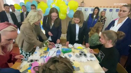 Uzhhorod (Ucraina), incontro tra First Lady: fiori e abbracci tra Jill Biden e Olena Zelenska