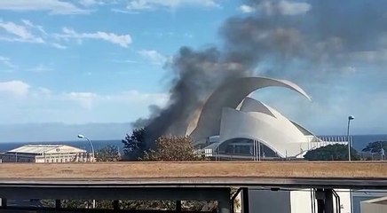 Incendio de un vehículo en los alrededores del Auditorio de Tenerife