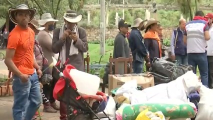 En medio de la lluvia, avanza el traslado de los indígenas embera en Bogotá