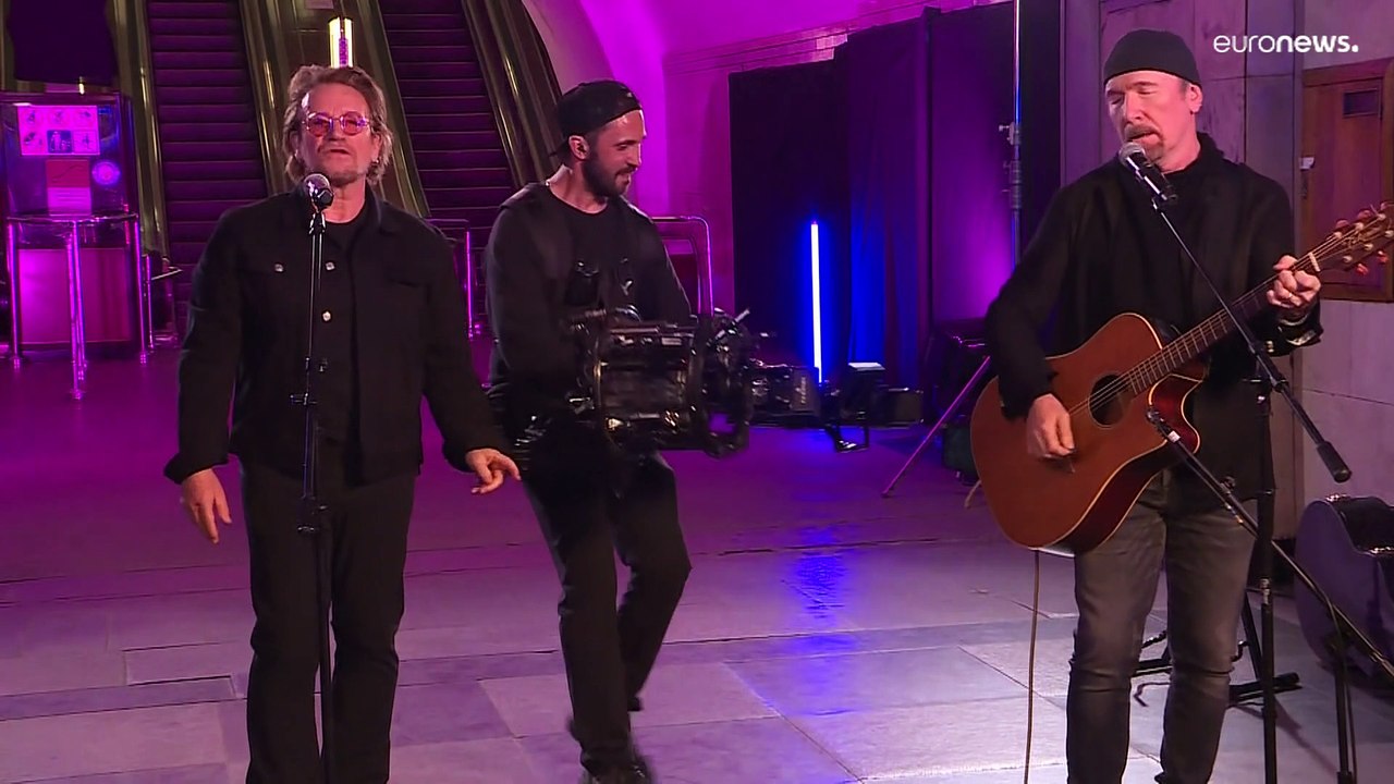 Bono, líder de la banda irlandesa U2, da un concierto sorpresa en el metro de Kiev