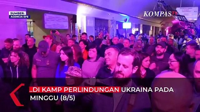 Keren! Inilah Aksi Bono U2 Manggung di Kamp Perlindungan Ukraina Bawakan 'With or Without You'
