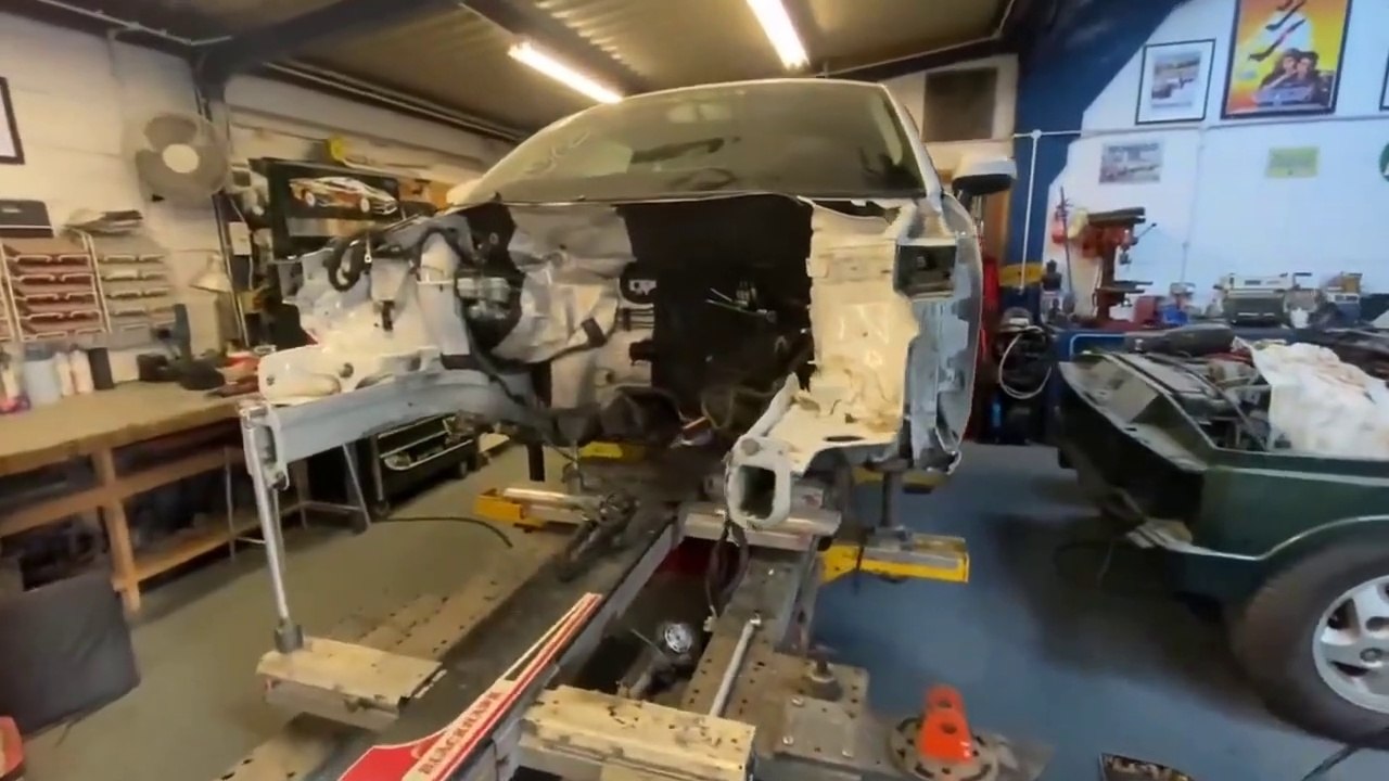 Repairing Crashed Audi A1 front rails on the Celette bench