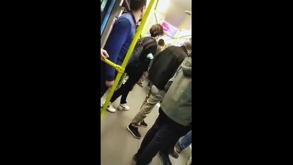 Metroda uyarılara rağmen sigara içen şahıslara meydan dayağı