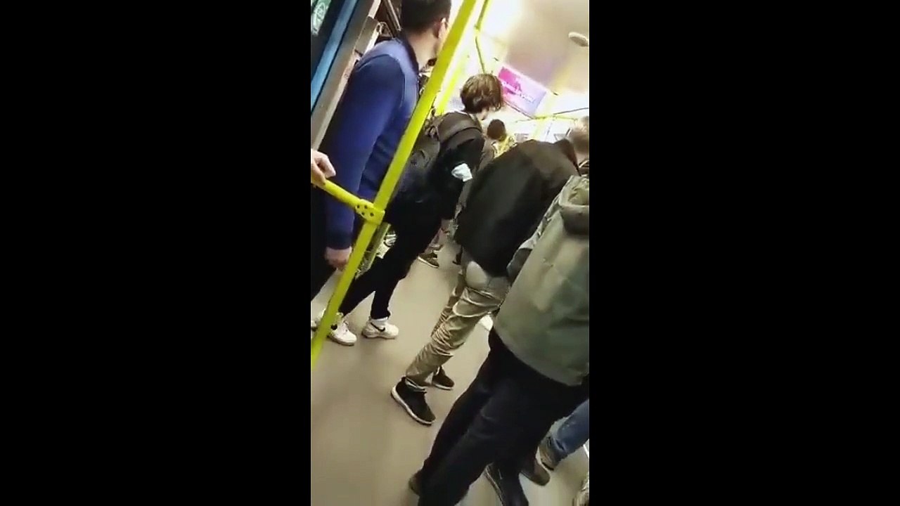 Metroda uyarılara rağmen sigara içen şahıslara meydan dayağı