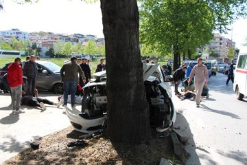 Yalova'da kontrolden çıkan otomobil ağaca çarptı: 3 yaralı
