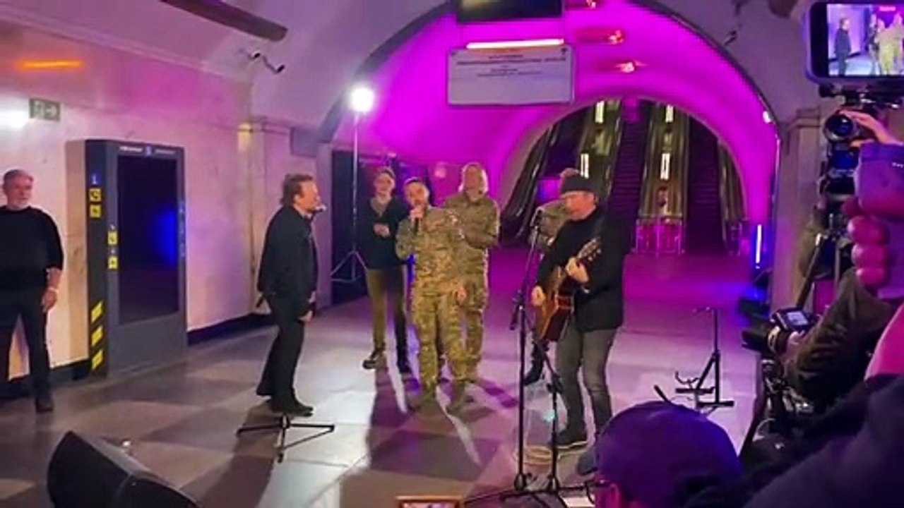 Guerre en Ukraine : Regardez et écoutez deux des membres du groupe U2, Bono et The Edge, se sont produits  dans une station du métro de Kiev en chantant "Stand by Ukraine"