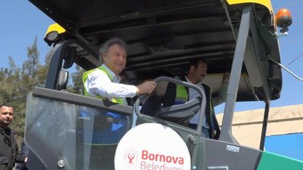 Bornova'da Asfaltlama Çalışmaları Hafta Sonu da Devam Ediyor