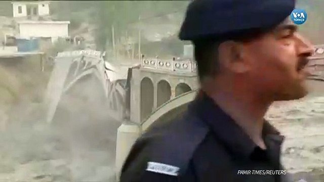 Pakistan'da taşan göl köprüyü böyle yıktı