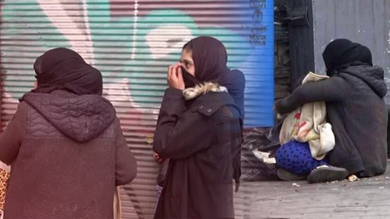 Kucağında bebekle dilenen kadının üzerinden çıkan para şaşırttı