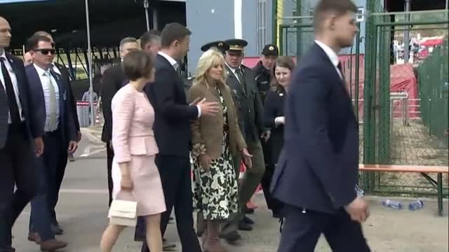 La esposa de Biden visita a la de Zelenski en la frontera de Ucrania con Eslovaquia